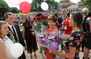 Dvaro rūmų aikštėje šurmuliavo abiturientų šventė Gražiausi gėlių žiedai