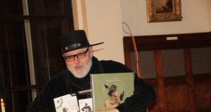 Maestro Virgis Stakėnas muziejui dovanojo tris jo šeimos leidinius. D. Zibolienės nuotr.