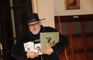 Maestro Virgis Stakėnas muziejui dovanojo tris jo šeimos leidinius. D. Zibolienės nuotr.