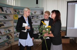 Rokiškio bibliotekos direktorės pavaduotoja Daiva Vilkickienė už nuostabią poezijos popietę dėkojo aktorė Agnei Šataitei-Puskunigienei ir projekto sumanytojai Elvyrai Pažemeckaitei. D. Zibolienės nuotr.