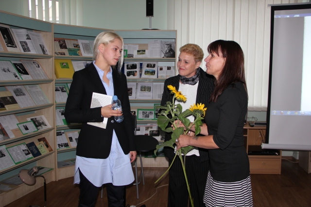 Rokiškio bibliotekos direktorės pavaduotoja Daiva Vilkickienė už nuostabią poezijos popietę dėkojo aktorė Agnei Šataitei-Puskunigienei ir projekto sumanytojai Elvyrai Pažemeckaitei. D. Zibolienės nuotr.