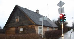 Kampiniame name Juodupės-Vytauto gatvių sankryžoje dažnai renkasi asocialūs asmenys