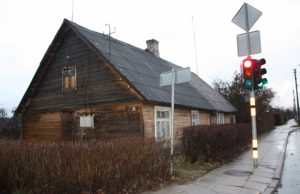 Kampiniame name Juodupės-Vytauto gatvių sankryžoje dažnai renkasi asocialūs asmenys