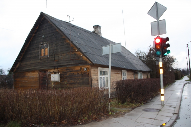 Kampiniame name Juodupės-Vytauto gatvių sankryžoje dažnai renkasi asocialūs asmenys