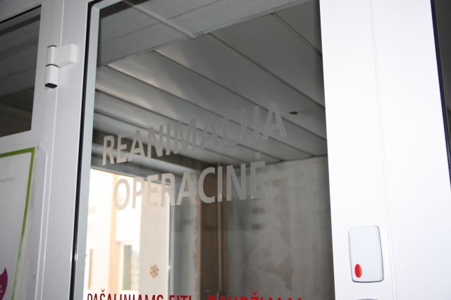 Kalviuose smarkiai sužalotas jaunuolis. Vairuotojas iš įvykio vietos pabėgo