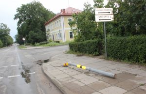 Sankryžoje numuštas antras šviesoforas. D. Zibolienės nuotr.