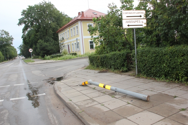Sankryžoje numuštas antras šviesoforas. D. Zibolienės nuotr.