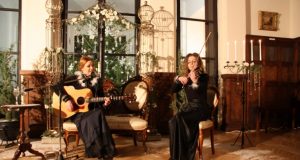 Dvaro menėje naujametinį koncertą surengė gitaristė Vilija Urbonienė (kairėje) ir Oksana Sadauskienė (dešinėje).