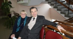 Muziejininkas Andrius Dručkus ir jo padėjėja Elena Kazlauskaitė viliasi susitarti su rajono vadovais ir Rokiškio krašto muziejaus administracija dėl leidimo gyventi Obelių muziejuje tarp jiems brangių eksponatų. D. Zibolienės nuotr.