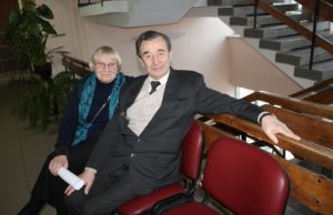 Muziejininkas Andrius Dručkus ir jo padėjėja Elena Kazlauskaitė viliasi susitarti su rajono vadovais ir Rokiškio krašto muziejaus administracija dėl leidimo gyventi Obelių muziejuje tarp jiems brangių eksponatų. D. Zibolienės nuotr.