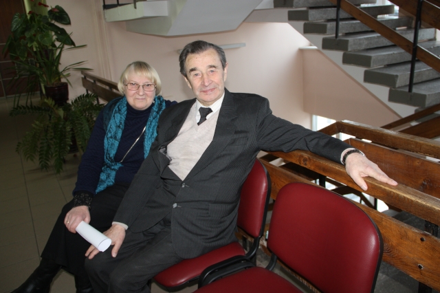 Muziejininkas Andrius Dručkus ir jo padėjėja Elena Kazlauskaitė viliasi susitarti su rajono vadovais ir Rokiškio krašto muziejaus administracija dėl leidimo gyventi Obelių muziejuje tarp jiems brangių eksponatų. D. Zibolienės nuotr.