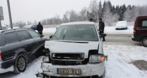 Nuo smūgio į šoną smarkiai pagadintas Audi A 2 automobilis.