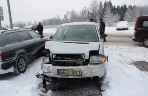 Nuo smūgio į šoną smarkiai pagadintas Audi A 2 automobilis.