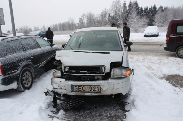 Nuo smūgio į šoną smarkiai pagadintas Audi A 2 automobilis.