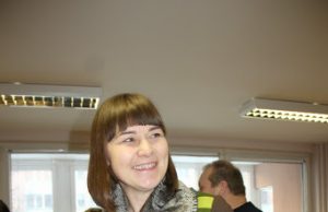 Danutė Sročkuvienė parodė naujausią savo darbą - iš vilnos veltą šaliką - katiną. D. Zibolienės nuotr.