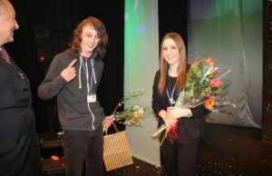 Pasibaigus konkursui mokytojai ir draugai skubėjo pasveikinti nugalėtoją Arvydą Dubicką. D. Zibolienės nuotr.