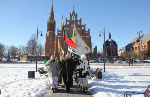 Šalies atkūrimo šventė paminėta iškilmingais renginiais Po Šv. Mišių kolona patraukė prie Nepriklausomybės paminklo.