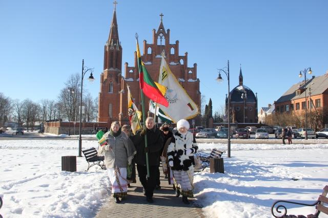 Po Šv. Mišių kolona patraukė prie Nepriklausomybės paminklo.