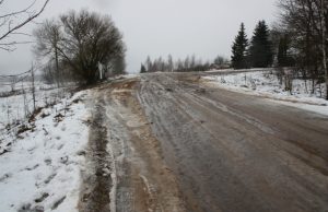 Neasfaltuoti keliai žiemą sunkiai pravažiuojami.