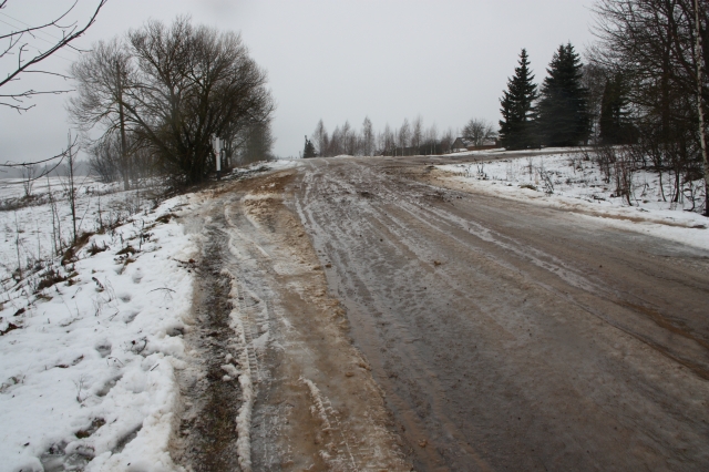 Neasfaltuoti keliai žiemą sunkiai pravažiuojami.