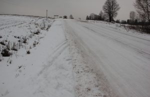 Sunkiasvorėms mašinoms sunku įveikti apledėjusį kalną. D. Zibolienės nuotr.