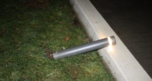 Aikštėje prie Rokiškio rajono savivaldybės - nugriuvęs žibintas