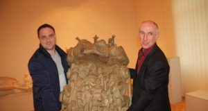 Žiūrovų prizo laimėtojas Valentas Butkus (dešinėje) prakartėlę sukūrė iš ąžuolo.