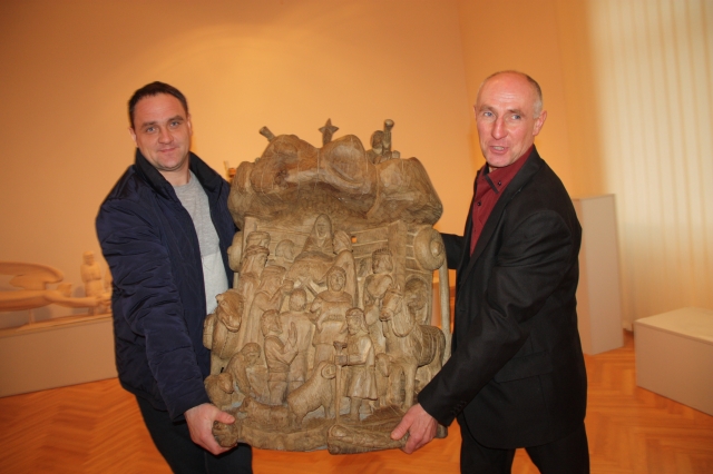 Žiūrovų prizo laimėtojas Valentas Butkus (dešinėje) prakartėlę sukūrė iš ąžuolo. Žiūrovų prizo laimėtojas Valentas Butkus (dešinėje) prakartėlę sukūrė iš ąžuolo.