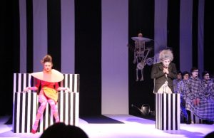 Spektaklio personažai žavėjo rokiškėnus savo kostiumais.