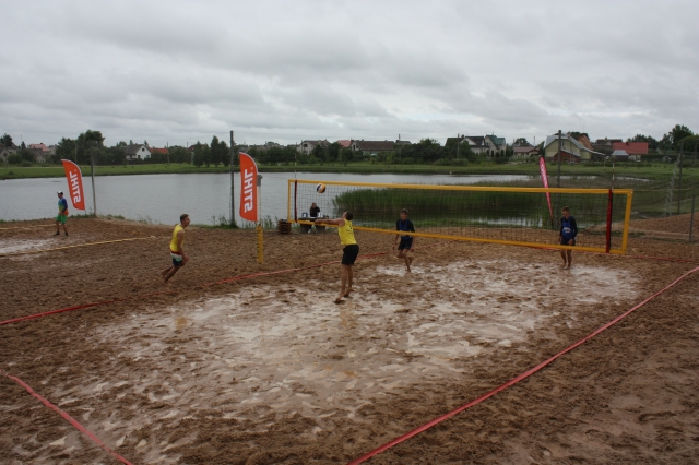 Tinklinio aikštelės nespėjo išdžiūti