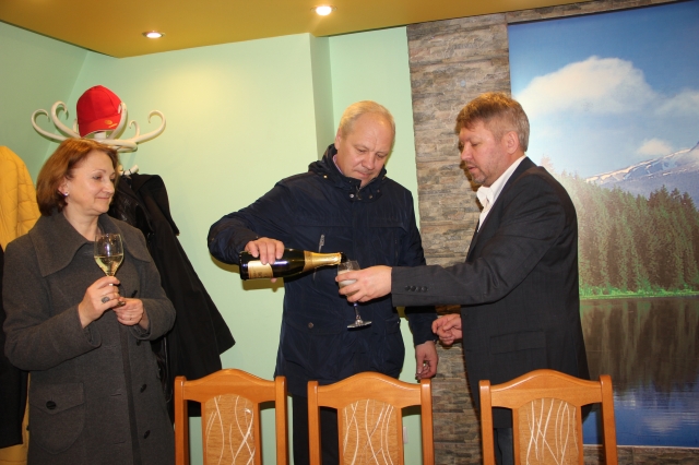 Naująjį merą Antaną Vagonį (dešinėje) pasveikino jo konkurentas Almantas Blažys Naująjį merą Antaną Vagonį (dešinėje) pasveikino jo konkurentas Almantas Blažys