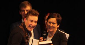 Gabiausią rajono mokinį Paulių Vaštaką sveikino "Gimtojo Rokiškio" redaktorė Sveta Vitkienė.  A. Mackuvienės nuotr.