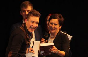 Gabiausią rajono mokinį Paulių Vaštaką sveikino "Gimtojo Rokiškio" redaktorė Sveta Vitkienė.  A. Mackuvienės nuotr.