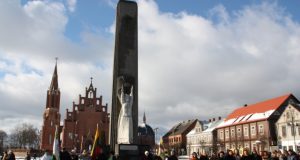 Iškilminga vėliavos pakėlimo ceremonija prie Nepriklausomybės paminklo