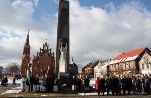 Iškilminga vėliavos pakėlimo ceremonija prie Nepriklausomybės paminklo