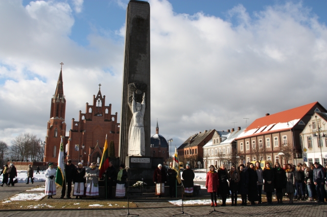 Iškilminga vėliavos pakėlimo ceremonija prie Nepriklausomybės paminklo