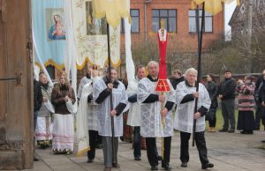 Velykų procesija aplink Rokiškio bažnyčią. D. Zibolienės nuotr.