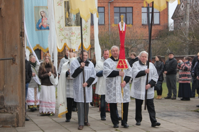 Velykų procesija aplink Rokiškio bažnyčią. D. Zibolienės nuotr.