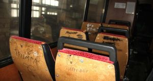 Autobuso sėdynės atlošas išmargintas necenzūriniais žodžiais.