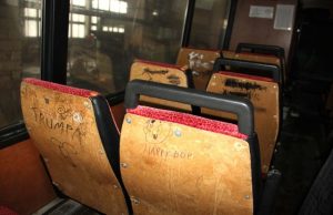 Autobuso sėdynės atlošas išmargintas necenzūriniais žodžiais.