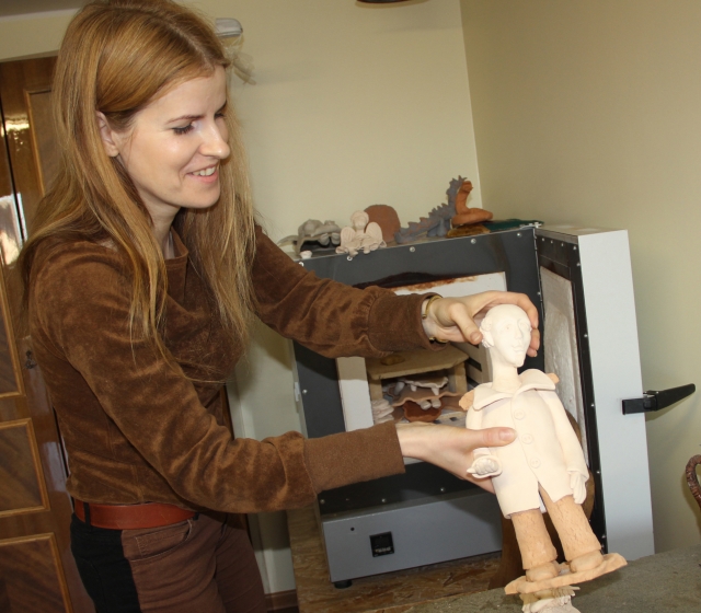 Keramikė Eglė Kuzminskaitė iš krosnies išėmė naujausius dar šiltus savo kūrinius. D. Zibolienės nuotr. Keramikė Eglė Kuzminskaitė iš krosnies išėmė naujausius dar šiltus savo kūrinius. D. Zibolienės nuotr.