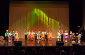 Salėje susirinkusius mokytojus sveikino mažieji mokinukai. Sigito Daščioro nuotr.