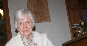 Tautodailininkė Veronika Siminonienė į sodybą atvykusius svečius nudžiugina dovanomis – pačios išaustais pagalvėlių užvalkalais. D. Zibolienės nuotr.