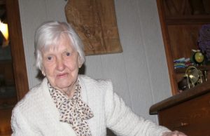 Tautodailininkė Veronika Siminonienė į sodybą atvykusius svečius nudžiugina dovanomis – pačios išaustais pagalvėlių užvalkalais. D. Zibolienės nuotr.