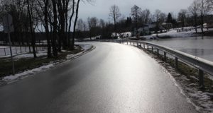 Slidus kelias sutrikdė autobusų eismą