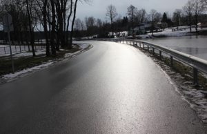 Slidus kelias sutrikdė autobusų eismą