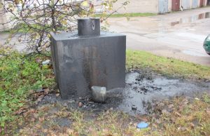 Garažų tiksinti bomba - tepalų sklidina cisterna. D. Zibolienės nuotr.