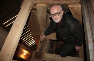 Kampanalogas Saulius Stulpinas apžiūri bažnyčios varpą. D. Zibolienės nuotr.