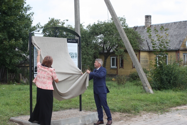 Lentą Rokiškio sinagogoms atminti atidengė Krašto muziejaus direktorė Nijolė Šniokienė ir meras Antanas Vagonis. L. Dūdaitės nuotr.