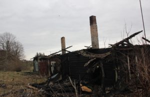 Per gaisrą Kavoliškyje sudegė namo stogas